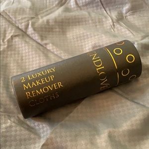 Makeup remover cloths